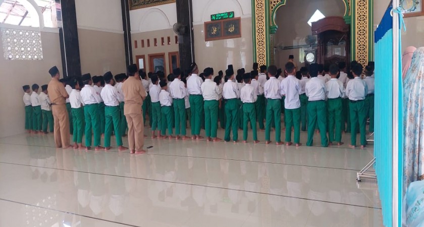 Pengaruh Shalat Berjamaah terhadap Akhlak Siswa (Oleh : Ibu Rochmatin, S. Ag)