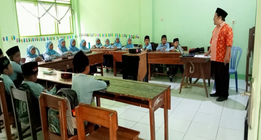 UPAYA MENINGKATKAN KEMAMPUAN MENGHAFAL SURAH AL FALAQ MELALUI METODE TALQIN PADA MATA PELAJARAN AL-QUR’AN HADIS KELAS III DI MI AL MURSYIDAH DESA MANCILAN KECAMATAN MOJOAGUNG KABUPATEN JOMBANG. Oleh: MAHFUD S.Pd.I